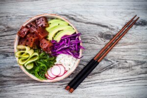Thunfisch-Poke Bowl mit Gemüse, Seealgen-Salat und Reis