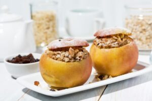 Quinoa-Porridge im gebackenen in Apfel