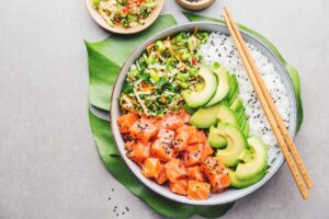 Poke Bowl mit Lachs, Avocado, Reis und Salat