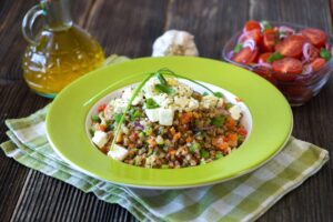 Buchweizen Bowl mit Paprika, Möhren und veganem Fetakäse