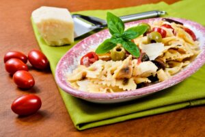Farfalle mit Kirschtomaten, Oliven und Parmesan