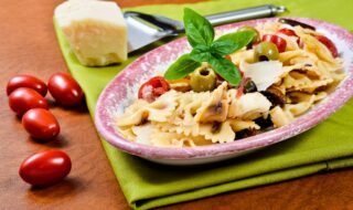 Farfalle mit Kirschtomaten, Oliven und Parmesan