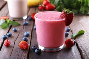 Joghurt-Mandelmilchshake mit Erdbeeren und Blaubeeren