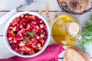 Rote Bete-Salat mit Kichererbsen und veganem Feta