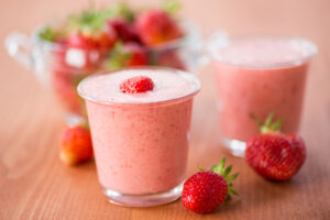 Shake mit Erdbeeren, Joghurt und Cashewmus