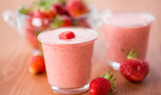Shake mit Erdbeeren, Joghurt und Cashewmus