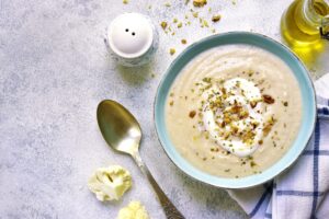 Blumenkohl-Suppe mit Mozzarella-Walnuss-Gremolata