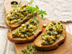 Brot mit Oliven, Kapern und Sardellen