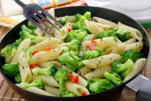 Buchweizennudeln mit Brokkoli und Peperoni