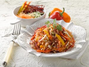 Bunter Reissalat mit Ingwer-Sesamöl-Dressing