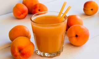 Smoothie mit Aprikose und Orange