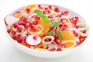 Chicoree-Salat mit Granatapfel, Orangen und Radieschen