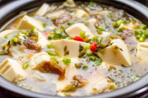 Chinesische Tofu-Suppe mit Gemüse