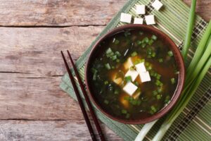 Chinesische Suppe mit Tofu