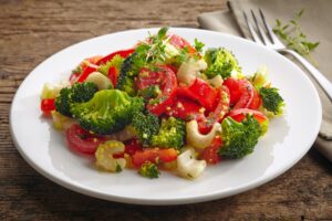Couscous mit Brokkoli, Tomaten und Stangensellerie