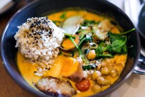 Curryeintopf mit Kichererbsen, Spinat, Reis und Sesam