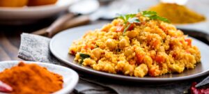Curry-Hirse mit Kichererbsen, Möhren, Zucchini und Petersilie