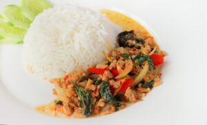 Curry-Schweinegeschnetzeltes mit Paprika, Spinat und Reis