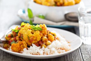 Currygemüse mit Blumenkohl, Kichererbsen und Tomaten