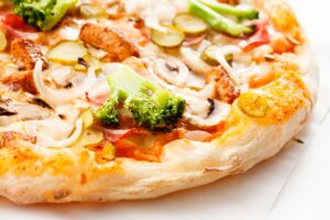 Dinkel-Pizza mit Hähnchen und Gemüse