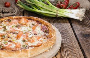 Dinkel-Pizza mit Lachs und Tomatensalat