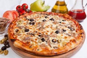 Dinkel-Pizza mit Thunfisch, Sardellen und Oliven