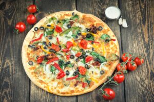Vegetarische Pizza mit Mozzarella und Gemüse