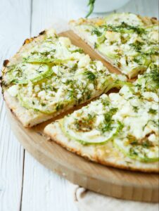 Dinkel-Pizza mit Zucchini und Feta