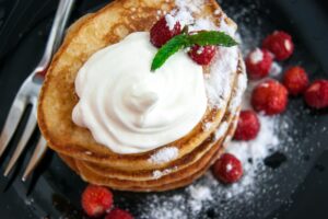 Pancakes mit Himbeeren, Erdbeeren und Joghurt