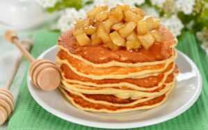 Haferflocken-Pancakes mit gedünstetem Apfel