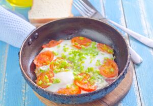 Eier mit Tomaten und Schnittlauch