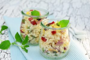 Fruchtiger Reissalat mit Kochschinken und Minze im Glas