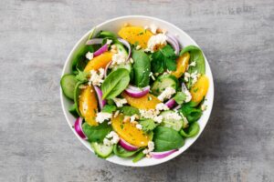 Fruchtiger Salat mit Spinat, Orangen und Feta