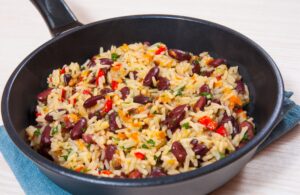 Gebratener Reis mit Kidneybohnen und Gemüse