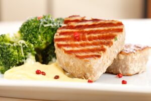 Gegrilltes Thunfischsteak mit Brokkoli und Käse-Sahnesauce