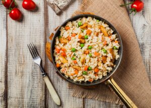 Gemüse-Reispfanne mit Hähnchenfleisch