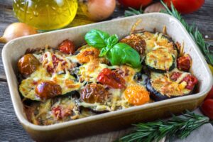 Überbackene Aubergine mit Salami und Tomaten
