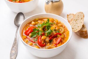 Gemüsesuppe mit Paprika, Kichererbsen und Quinoa