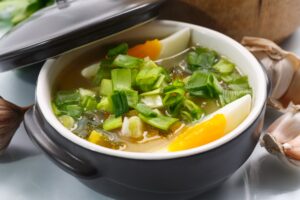 Gemüsesuppe mit Lauch und Eiern