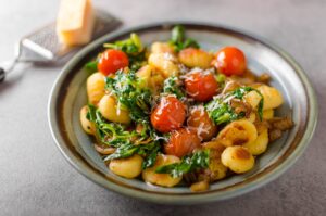 Gnocchi mit Tomaten, Spinat und Parmesan