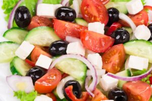 Griechischer Salat mit veganem Feta