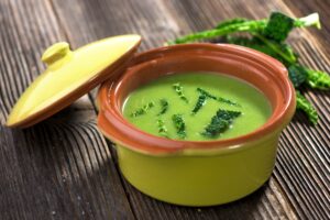 Grüne Cremesuppe mit Wirsing, Spinat und saurer Sahne