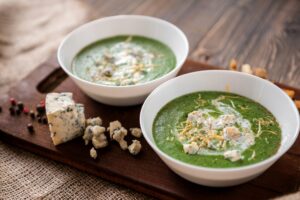 Grüne Suppe mit Schimmelkäse und Parmesan