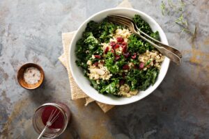 Grünkohl-Quinoa-Salat mit Cranberry-Dressing