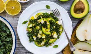 Grünkohlsalat mit Avocado, Birne und Pinienkernen