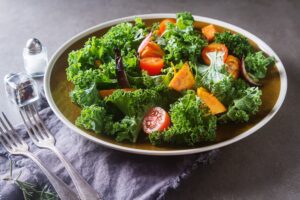Grünkohl-Salat mit Süßkartoffeln und Tomaten