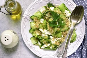 Gurkensalat mit Quinoa und veganem Feta