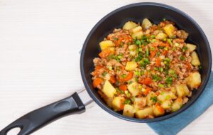 Hackfleisch-Pfanne mit Kartoffeln und Möhre
