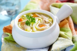 Hähnchen-Nudel-Suppe mit Gemüse