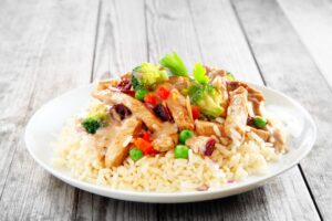 Hähnchenbrust mit Reis, Brokkoli, Erbsen und Paprika